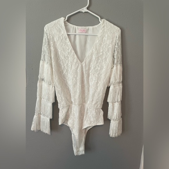 Pink Lily Meet Me On Broadway Ivory Fringe Sleeve Lace Long Sleeve Bodysuit sz M - Picture 3 of 8